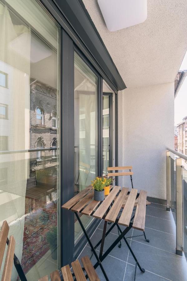 Corvin Apartment With Balcony And Ac Budapest Extérieur photo
